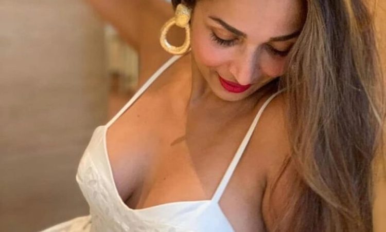 जब मलाइका अरोड़ा ने अपने बोल्ड अंदाज में कहा हैप्पी होली। Malaika Arora ने फेंस को बोला हैप्पी होली